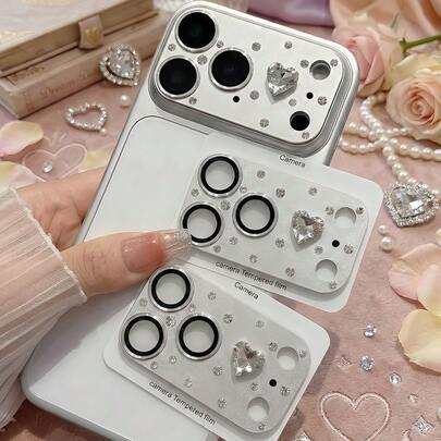 Zazumi 全方位镶钻网络摄像头镜头保护膜，采用9H硬质玻璃镜头膜，饰以心形水晶。这款高清透明防刮镜头膜适用于IP17 Pro Max。它是送给朋友、家人、IP用户以及追求时尚人士的完美生日和节日礼物。春夏皆宜。