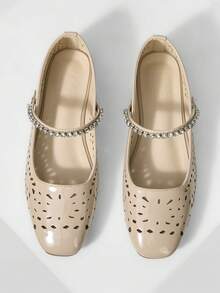 MOTF Giày nữ kiểu Âu và Mỹ thời trang mới, cổ điển, đính đá, khắc họa tiết, mũi vuông khoét rỗng, giày bệt Mary Jane, thoáng khí và thoải mái, thường ngày, đa năng, phần trên thấp, không gây mỏi chân, thanh lịch và hiện đại, phong cách nước ngoài. - Màu be - Xem 4