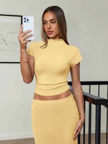 Siren Gaze Bộ 2 món dành cho nữ: áo thun cổ tàu tay ngắn màu trơn và chân váy dài ôm sát ngang gối. - Vàng nhạt - Xem 4