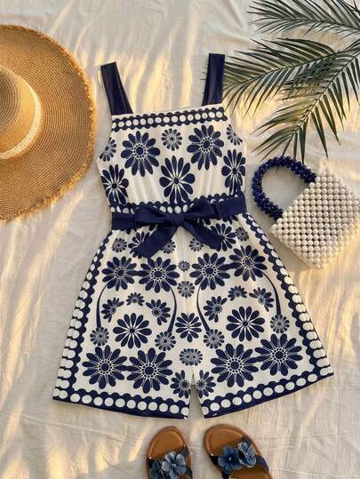 少女甜美领口连体裤，印花图案，腰带和荷叶边下摆，清新活泼的风格，适合度假、外出、旅行和休闲穿着。