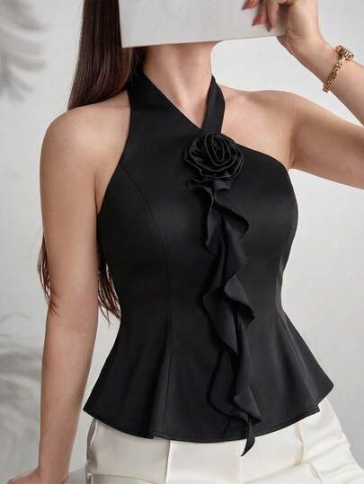 Modelyn Áo kiểu yếm cổ yếm bằng vải satin đen với họa tiết hoa 3D và viền bèo nhún.