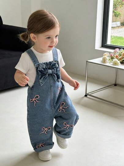 Genkimix Kids 女婴复古可爱风牛仔背带裤，应季款，中蓝色牛仔布，3D蝴蝶结装饰，粉色刺绣蝴蝶结设计，宽松直筒裤型，面料柔软舒适，适合上学、通勤，时尚百搭的户外穿着。
