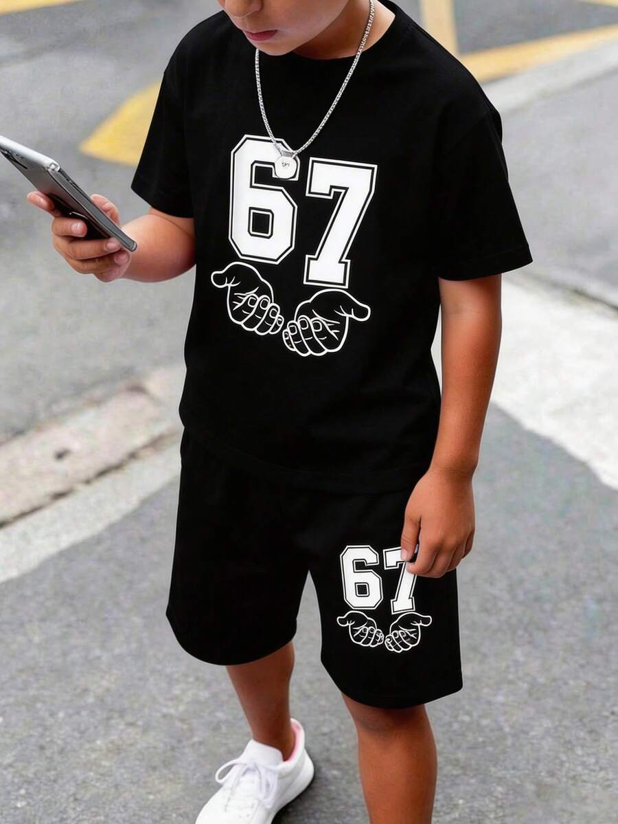 SHEIN 两件装青少年男童休闲舒适百搭圆领宽松T恤短裤套装，适合春夏季各种场合，如郊游、约会、旅行、度假、家庭聚会、返校、婚礼、派对、运动等。