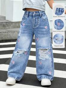 SHEIN 女童牛仔裤，夏季新款，浅蓝色水洗牛仔布，休闲舒适，粉色爱心刺绣，做旧破洞设计，宽松阔腿版型，柔软棉质牛仔面料，适合日常穿着、上学、通勤、聚会等场合。 - 淺色水洗藍 - 查看 4