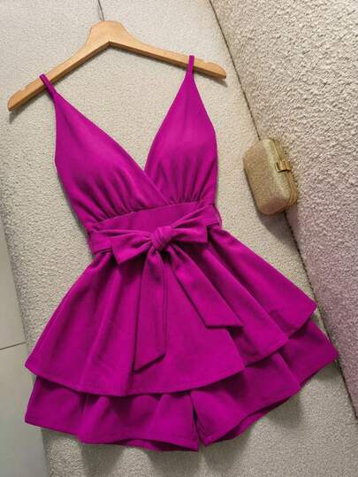 Vestido tipo jumper enterizo con short falda corte A con olanes cinturón escote V profundo triangulo tirantes corto cómodo ligero primavera verano