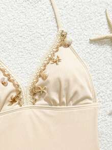 SHEIN 少女比基尼套装，针织面料，舒适浅米色罗纹吊带背心式比基尼套装，配有可调节肩带，贝壳和海星装饰三角泳裤，适合夏季度假、海滩、游泳池、假日派对。贝壳两件套泳衣，简约比基尼套装，米色泳装。贝壳两件套泳衣，女士泳装。贝壳两件套泳衣，挂脖式比基尼，贝壳装饰泳衣，罗纹高腰比基尼，女士两件套泳装，沙滩装。 - 白色 - 查看 4