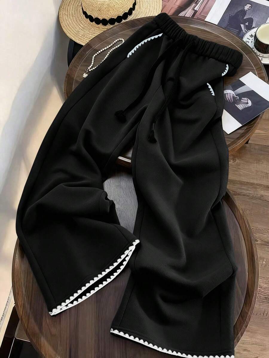 SHEIN Clasi Calça de moletom casual plus size com amarração no tornozelo em cores contrastantes, detalhes bordados, cintura ajustável com cordão, bolsos e pernas largas. Ideal para primavera/outono. - Preto - Ver 1