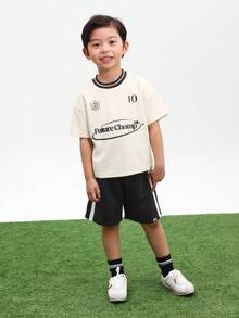 SUMWON 男童 Future Champ 印花圓領T恤與運動短褲套裝，10號細節設計，2026世界盃運動風街頭球衣 - 白色 - 查看 5