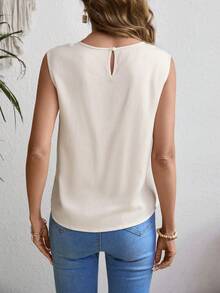 SHEIN Áo kiểu nữ thanh lịch, thoải mái, thích hợp cho đi nghỉ mát, đi làm, đi chơi với bạn bè, mua sắm hàng ngày. Áo có đường xẻ tà bất đối xứng và viền bèo nhún, phù hợp cho các buổi hòa nhạc, họp mặt, hẹn hò, sinh nhật, lễ hội mùa hè và các bữa tiệc. - Màu be - Xem 4