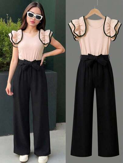 SHEIN Mono de manga corta para niñas preadolescentes, con diseño bicolor - parte superior de punto beige con mangas acampanadas con volantes negros, combinado con pantalones anchos negros y lazo en la cintura, combinando una estética dulce y minimalista. Adecuado para salidas casuales, actividades entre padres e hijos, pequeñas reuniones, equilibrando comodidad y estilo. Apto para ocasiones diarias o semi-formales.