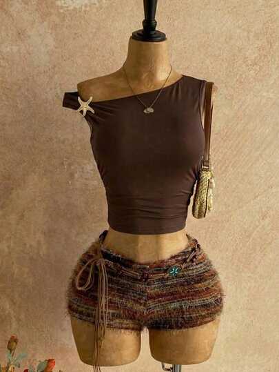 Set de 2 piezas con top de tirantes finos con pliegues asimétricos en color marrón y shorts ajustados de tela suave con estilo vintage, adecuado para atuendo de vacaciones