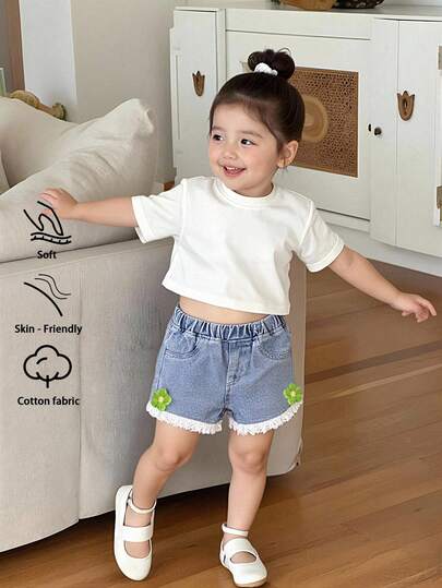 Quần short denim cho bé gái, chất liệu nhẹ, kiểu dáng mới mùa hè, màu xanh denim trung bình, phong cách đường phố dễ thương và ngọt ngào, cạp chun co giãn với họa tiết hoa, viền tua rua, dáng rộng thoải mái không co giãn, chất liệu denim cotton mềm mại, phù hợp cho mặc hàng ngày, dự tiệc, đi học, đi làm, bộ sưu tập mới Xuân/Hè 2026.