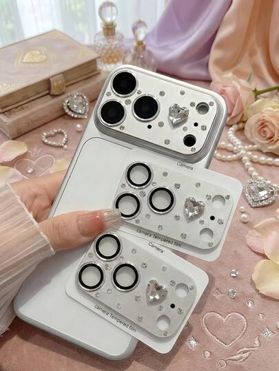 Zazumi 全方位镶钻网络摄像头镜头保护膜，采用9H硬质玻璃镜头膜，饰以心形水晶。这款高清透明防刮镜头膜适用于IP17 Pro Max。它是送给朋友、家人、IP用户以及追求时尚人士的完美生日和节日礼物。春夏皆宜。