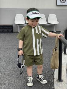 SHEIN Playful Pals 2件組嬰兒男寶寶夏季綠色與白色條紋套裝，休閒立領短袖襯衫與短褲，幼兒男童城市度假穿搭 - 綠色 - 查看 10