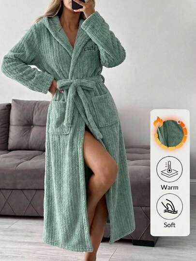 EURMUSE Robe d'intérieur pour femmes avec détails de poche en jacquard et capuche, avec broderie de lettre, en tissu peluche