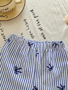 SHEIN LMoss Kids Set de 2 piezas de camisa casual con cuello en V y mangas abullonadas con lazo, y pantalones a rayas para niña - Azul - Ver 5