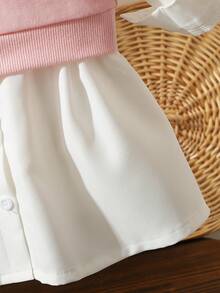 SHEIN Playful Pals 2 件装女婴休闲黑色刺绣心形背心和蓝色连衣裙套装 - 白色 - 查看 3