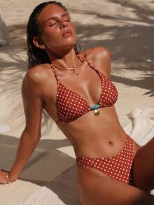 Aveloria Modichic Conjunto de bikini de 2 piezas con estampado de lunares marrones, escote halter y triángulo, con colgante metálico - Marrón - Ver 6