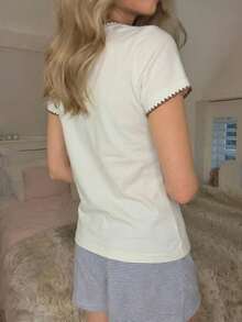 CovetEZ 女士休闲简约撞色贝壳边饰小熊图案V领褶皱T恤，适合夏季、秋季和开学季穿着。 - 彩色 - 查看 2