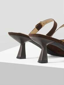 Bombas de punta puntiaguda de tacón bajo en color marrón con un estilo minimalista y elegante para el transporte - Marrón - Ver 6