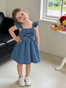 Robe en jean pour bébé fille, style doux et mignon, couleur bleu moyen, manches évasées, ourlet volantée, décoration avec grand nœud, silhouette ample en forme A, tissu doux et confortable, convient pour l'école, les déplacements, la mode quotidienne et les sorties - Jean bleu - Voir 7