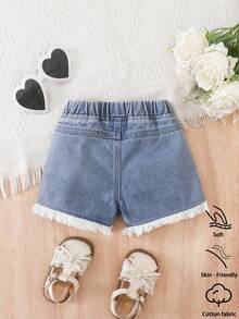 Shorts Denim para Meninas, Leve Verão Novos Lançamentos, Denim Azul Médio Lavado, Moda Urbana Fofa e Doce, Cintura Elástica com Decoração Floral, Barra com Franjas, Ajuste Relaxado Sem Elasticidade, Tecido Denim de Algodão Macio, Adequado para Uso Diário, Festa, Escola, Transporte, Coleção Primavera/Verão 2026 - Lavagem Média - Visão 2