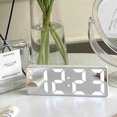 Teckwe Reloj despertador digital LED, con volumen ajustable y función de luz nocturna, adecuado tanto para niños como para adultos. Con un diseño de sobremesa de estilo moderno y función de atenuación automática, cuenta con una gran pantalla digital, lo que lo convierte en ideal para dormitorios y salas de estar. Este producto no incluye pilas secas y requiere una compra por separado