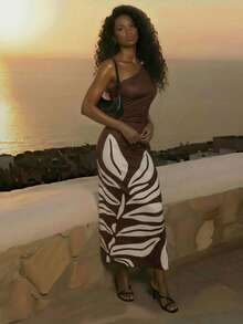 CAJUNI Đầm maxi lệch vai màu nâu gợi cảm với họa tiết lá trắng và chi tiết xếp ly, hoàn hảo cho các bữa tiệc mùa hè trên bãi biển. - màu nâu - Xem 3