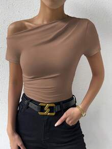 SHEIN PETITE Camiseta casual de mujer con fruncido asimétrico, ajustada de manga corta, top elegante para uso diario, vacaciones, estilo callejero, camiseta de moda marrón para primavera & verano - Marrón - Ver 5