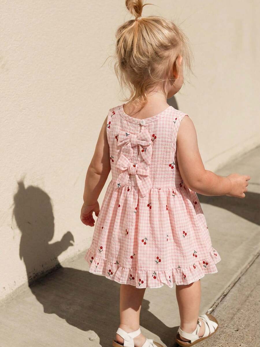 SHEIN Playful Pals 女婴格子樱桃印花连衣裙,夏季彩色条纹连衣裙,柔和的扎染色调,甜美气息,经典条纹图案简约时尚,背部蝴蝶结装饰俏皮吸睛,宽松舒适,适合户外散步、居家休闲、亲子出游、派对和其他欢乐场合。 - 粉色 - 查看 1