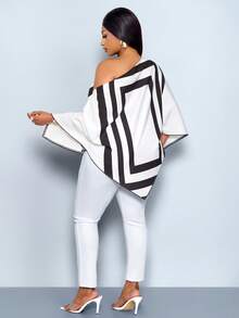 SOLERSUN 这款大码女式时尚休闲优雅的黑白条纹撞色衬衫，采用不对称领口、斜领、短袖和不对称下摆设计。宽松的版型，休闲时尚，复古印花搭配蝙蝠袖，尽显别致风情。作为春夏新品，这款百搭衬衫适合日常穿着、通勤、外出，甚至宁静奢华的假期。 - 黑與白 - 查看 5