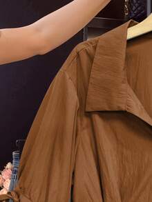 Flirla Áo sơ mi nữ cỡ lớn, tay ngắn, màu trơn, cài một hàng khuy, xếp ly. - Màu Khaki - Xem 5