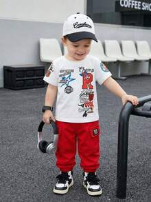 SHEIN Playful Pals 两件套幼儿男童标语印花白色针织短袖T恤搭配黑色梭织工装裤套装，时尚休闲，适合夏季日常、户外、旅行穿着。 - 紅色 - 查看 3