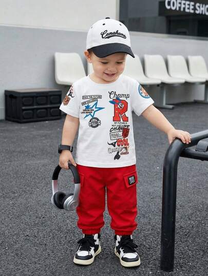 SHEIN Playful Pals 两件套幼儿男童标语印花白色针织短袖T恤搭配黑色梭织工装裤套装，时尚休闲，适合夏季日常、户外、旅行穿着。