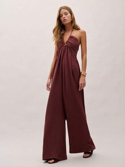 Nöista 这款连体裤采用褶皱后背设计、柔软垂坠的上身和宽松的阔腿裤型，尽显优雅气质。适合夏季穿着，风格优雅，从白天到晚上皆可轻松驾驭，展现春日波西米亚风情，也适合夜间穿着或出席活动。