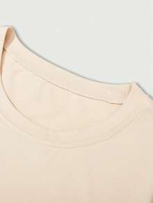 Manfinity Homme Bộ 2 món đồ nam, áo thun và quần short in hình trái tim và chữ, thích hợp mặc mùa hè. - Màu Khaki - Xem 5