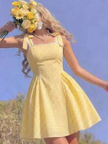 SHEIN Elladie kids 这款少女清新黄色格子吊带连衣裙，采用黄白小格子面料，搭配方领和蝴蝶结肩带装饰，散发着法式甜美气息。收腰设计和独特的剪裁，更添休闲时尚感。它是近年来流行的精致女装，适合夏季日常穿着。 - 黃色 - 查看 1