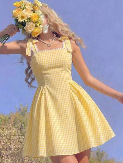 SHEIN Teen Girls Fresh Yellow Plaid Camisole Dress. Made Of Yellow And White Small Plaid Fabric, With A Square Collar And Bowknot Shoulder Strap Decoration, With A French Sweet Style. The Waist-Cinching And Special Dress Cut Design Gives A And Casual Look. It Is A Refined Women's Dress Popular In Recent Years, Suitable For Summer Daily Wear.
