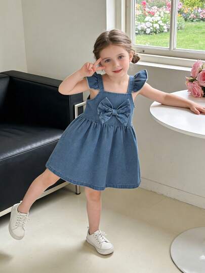 Baby Girls' Sweet & Cute Style Denim Dress, Summer, Medium Blue Denim Color, Flare Sleeves, Ruffled Hem, Big Bow Decor, Loose A-Line Silhouette, Soft & Comfortable Fabric, Suitable For School, Commute, Daily Fashion & Outdoor Wear