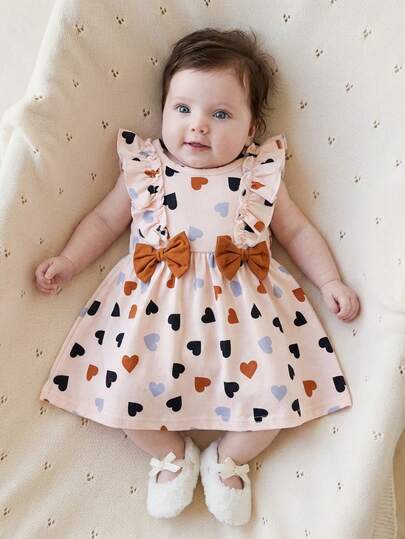 SHEIN 新生女宝宝优雅可爱爱心图案印花蝴蝶结装饰荷叶边下摆无袖连衣裙，适合春夏穿着，可用于拍照、婚礼、派对、日常穿着。