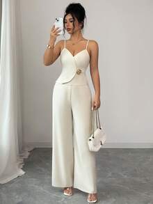 SHEIN Raffinéa Bộ đồ nữ gồm áo hai dây và quần ống rộng, chất liệu mềm mại, nhẹ nhàng – Chi tiết khóa cài bất đối xứng, kiểu dáng thanh lịch nhẹ nhàng. - Màu be - Xem 1