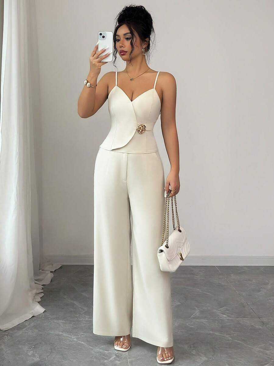 SHEIN Raffinéa Bộ đồ nữ gồm áo hai dây và quần ống rộng, chất liệu mềm mại, nhẹ nhàng – Chi tiết khóa cài bất đối xứng, kiểu dáng thanh lịch nhẹ nhàng. - Màu be - Xem 1