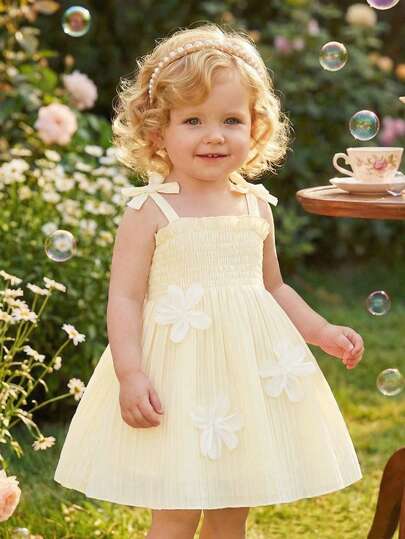 SHEIN 女童无袖杏色褶皱连衣裙，饰有3D立体花朵图案，优雅公主风，适合休闲、度假和派对等场合。