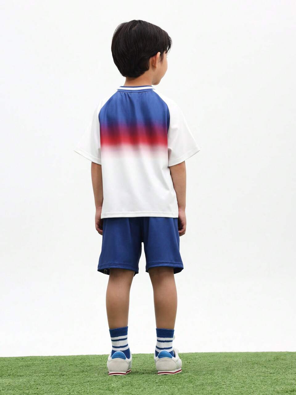 Jungen England Fußball inspirierter Farbverlauf Farbverlauf T-Shirt und Shorts Co-Ord Set mit Nummer 10 Muster für lässigen Sommertragen, Weltmeisterschaft 2026 sportlich schicke Spieltag Fußball Blokecore Streetwear Trikot