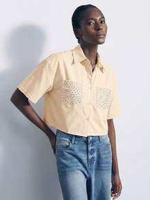 Maija 女士春夏水钻装饰时尚都市风翻领开襟长袖短款时尚衬衫，适合圣帕特里克节、复活节、中国新年、音乐节等场合。这款衬衫也适合夏季、海滩度假、外出、毕业典礼等场合穿着，休闲百搭。 - 杏色 - 查看 6