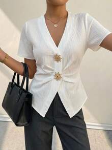 Ritzy Row Blusa de manga corta con botones metálicos decorativos, corte ajustado y plisado, elegante y minimalista para mujer. Blusa blanca elegante y de verano, blusa de trabajo elegante y de oficina para mujer. - Blanco - Ver 1