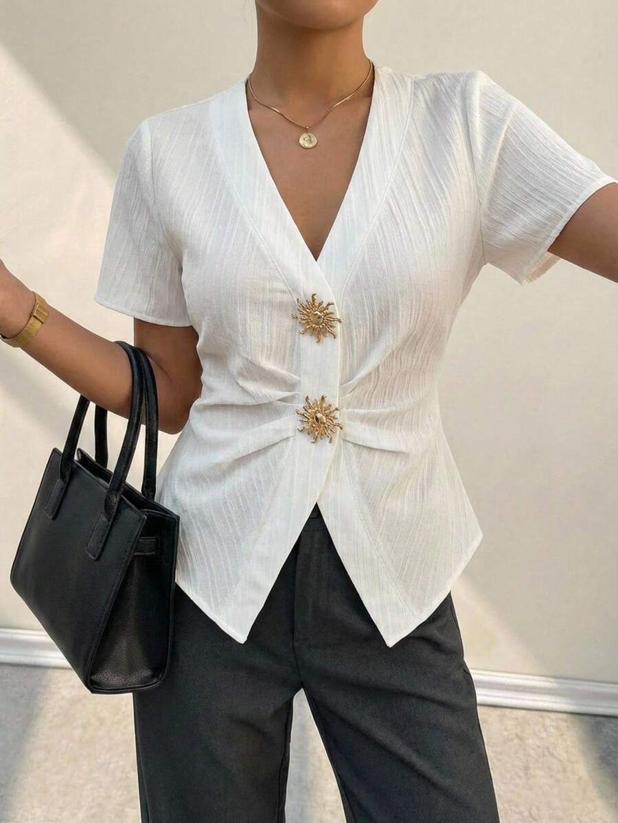 Ritzy Row Blusa de manga corta con botones metálicos decorativos, corte ajustado y plisado, elegante y minimalista para mujer. Blusa blanca elegante y de verano, blusa de trabajo elegante y de oficina para mujer. - Blanco - Ver 1