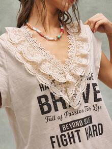 Bohemela 女士休闲舒适户外波西米亚西部乡村音乐节复古字母图案蕾丝刺绣拼接V领宽松T恤，夏季上衣，基础款，非常适合休闲外出、女生聚会、音乐节、派对、叠穿或居家休闲穿着。自由休闲风格 - 杏色 - 查看 5