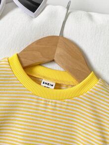 SHEIN Playful Pals 这款适合1岁女宝宝的经典休闲宽松舒适百搭的黑卡其条纹短袖T恤，采用柔软亲肤的针织面料，经典撞色条纹设计，精致罗纹领口，宽松版型，是宝宝衣橱中不可或缺的实用单品。 - 黃色 - 查看 3