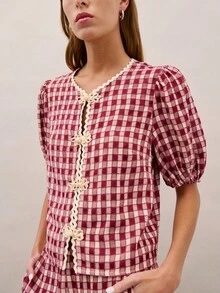 Nöista 这款酒红色和米色格纹两件套采用泡泡袖、蕾丝边、方领和阔腿设计。面料柔软舒适，风格可爱、青春、休闲，非常适合春夏日常穿着、休闲度假和旅行。实用又时尚，是理想之选。 - 藍色 - 查看 3